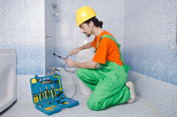 Plombier travaillant dans la salle de bain — Photo