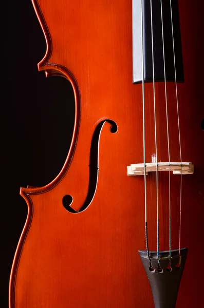 Musik-Cello im dunklen Raum — Stockfoto
