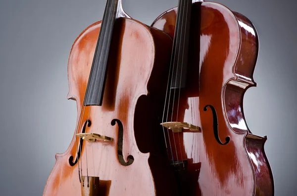 Hudba violoncello v temné místnosti — Stock fotografie