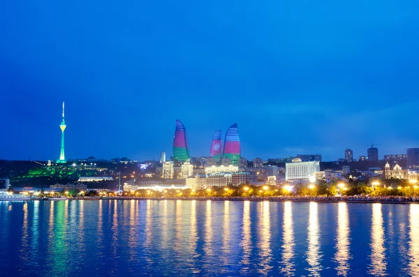 Baku Azerbajdzjan i Kaspiska havet-natt foto — Stockfoto