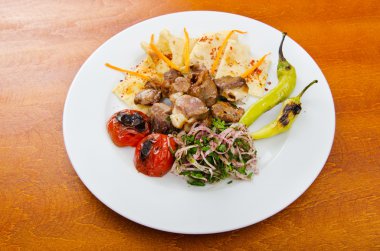 Et yemeği - Tabakta servis edilen kebap