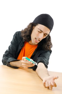 uyuşturucu bağımlısı enjeksiyon sırasında