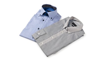 Beyaz arkaplanda izole edilmiş gömlek