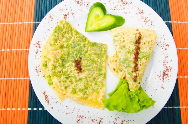 Pannenkoek met kruiden in de plaat — Stockfoto