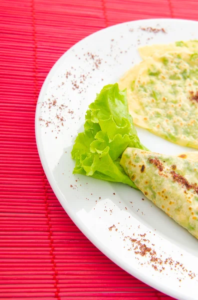 Omeleta s bylinkami v desce — Stock fotografie
