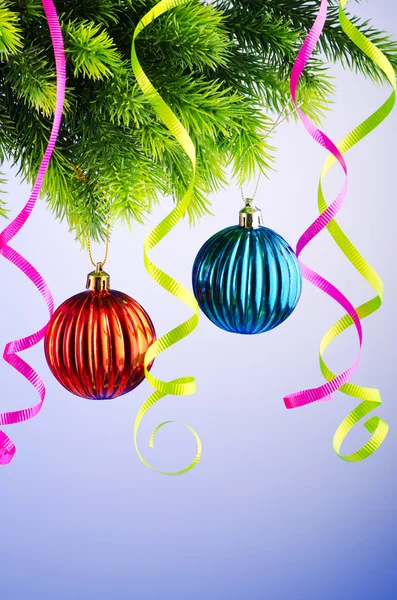 Baubles na árvore de Natal no conceito de celebração — Fotografia de Stock