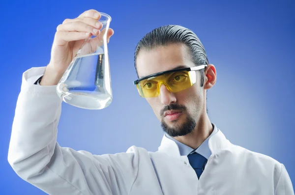 Студент молодого хіміка, який працює в лабораторії — стокове фото