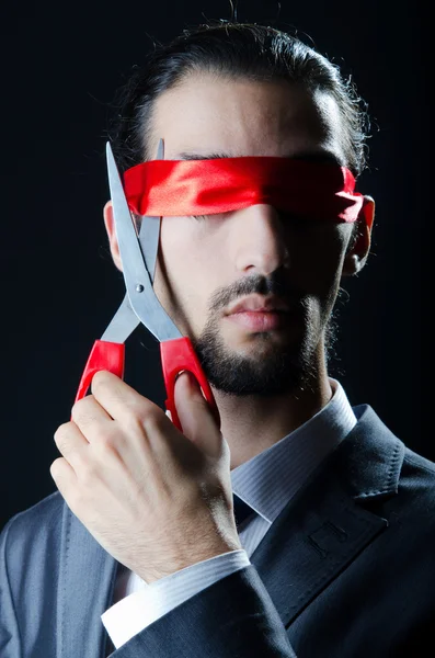 Hombre cortando cinta en sus ojos —  Fotos de Stock