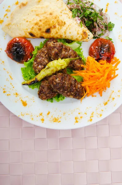 Cocina de carne - kebab servido en plato — Foto de Stock