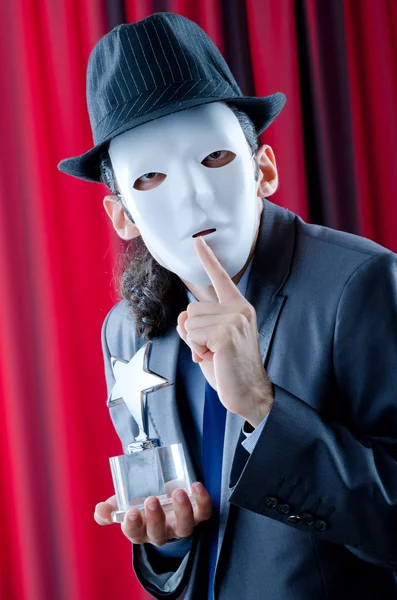 Homem recebendo prêmio em máscara — Fotografia de Stock