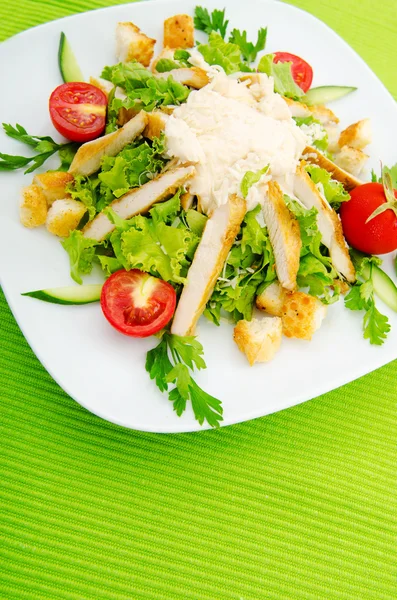 Salada de cessar no prato — Fotografia de Stock