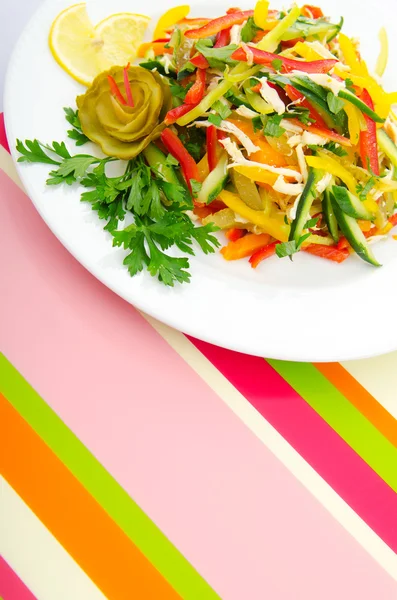 Смачний салат у тарілці — стокове фото