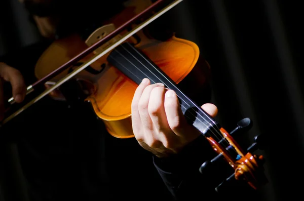 Mladý houslista hraje — Stock fotografie