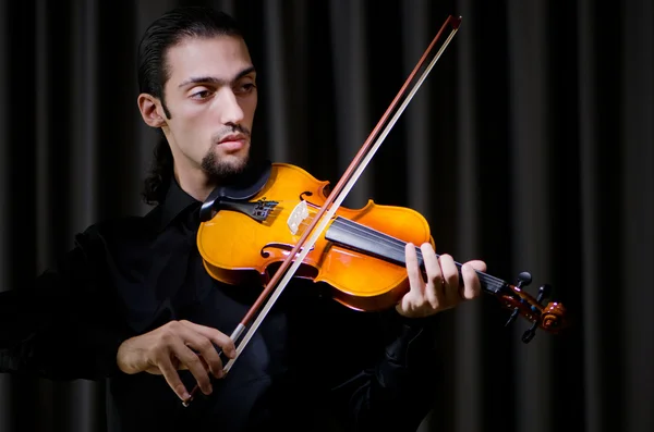 Joven violinista tocando —  Fotos de Stock