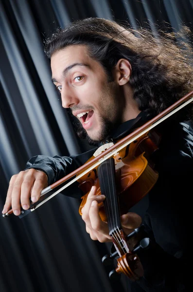 Joven violinista tocando —  Fotos de Stock