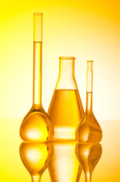 Kemiskt laboratorium och slangar — Stockfoto