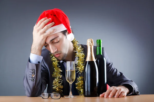Ubriaco uomo d'affari dopo festa di Natale ufficio — Foto Stock