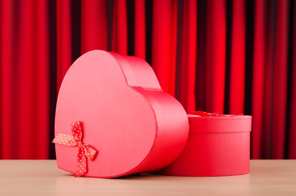 Caja de regalo en forma de corazón contra fondo — Foto de Stock