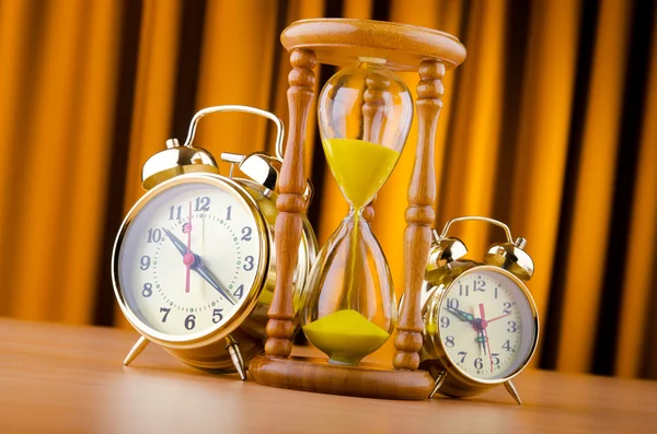 Tid koncept med väckarklocka och timglas — Stockfoto