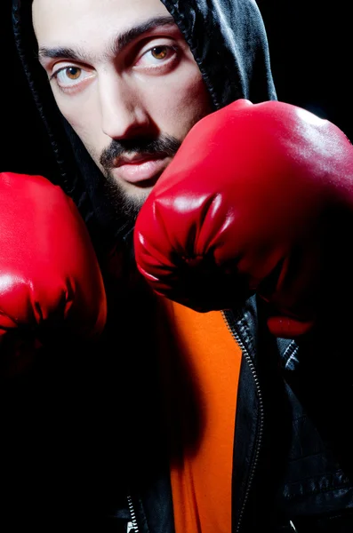Uomo con i guanti da boxe — Foto Stock