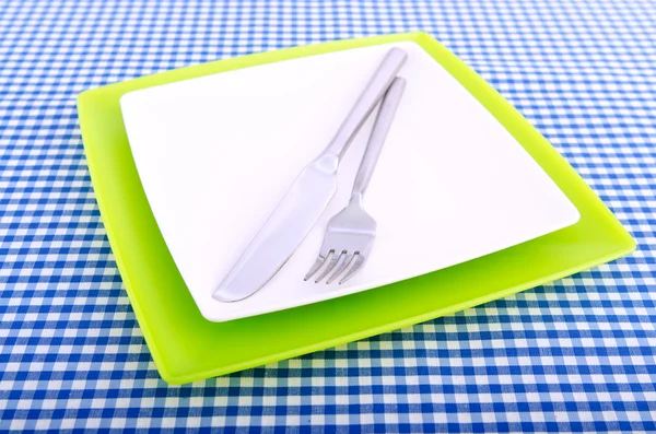 Emtpy platos con utensilios en la mesa — Foto de Stock