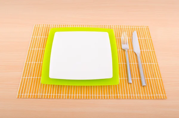 Tavolo servito con forchetta e coltello — Foto Stock