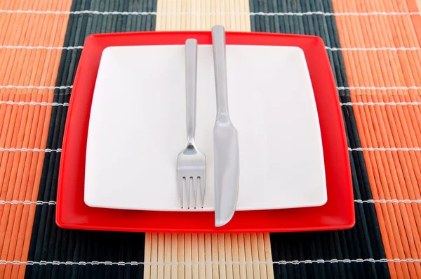 Placas Emtpy com utensílios na mesa — Fotografia de Stock