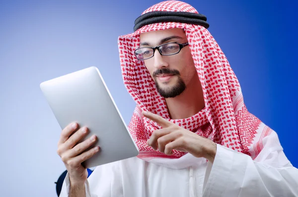 Młody arab z komputera typu tablet — Zdjęcie stockowe