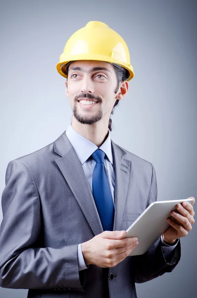 Trabajador de la construcción trabajando en tableta —  Fotos de Stock