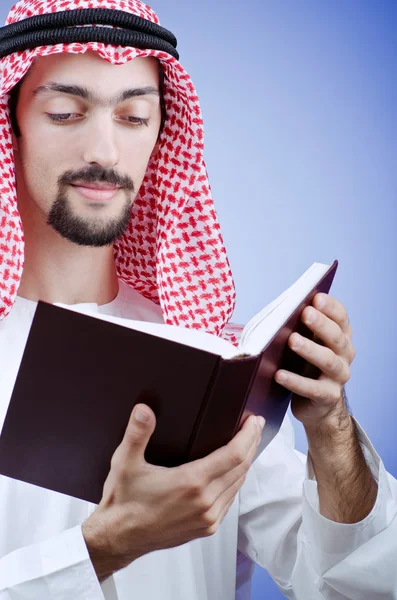 Concepto educativo con árabe joven — Foto de Stock