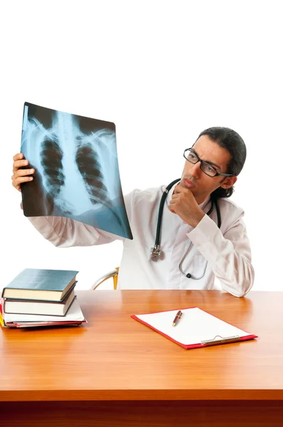 Врач мужского пола смотрит на рентгеновское изображение — стоковое фото
