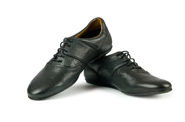 Svarta kvinnliga skor isolerade på vit — Stockfoto