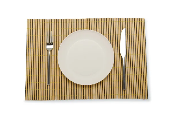 Тарілка і посуд подаються на столі — стокове фото