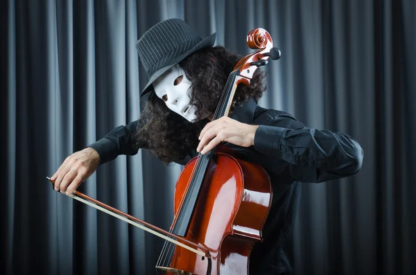 Homme jouant du violoncelle — Photo