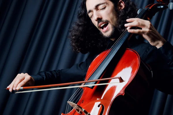 Cello speler tijdens de uitvoering — Stockfoto