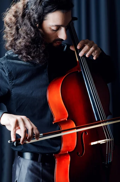Jugador de violonchelo durante el rendimiento — Foto de Stock