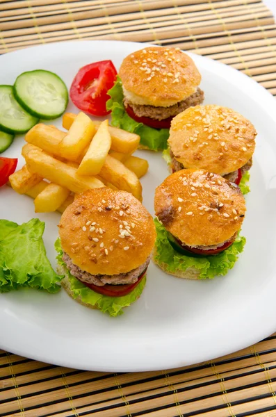 Papas fritas y hamburguesas en el plato —  Fotos de Stock