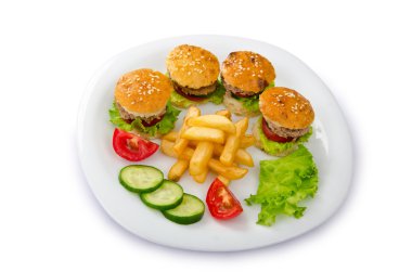 Hamburger ve patates kızartması tabağı.