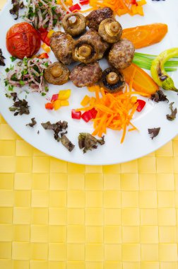 Servis tabağına kebap