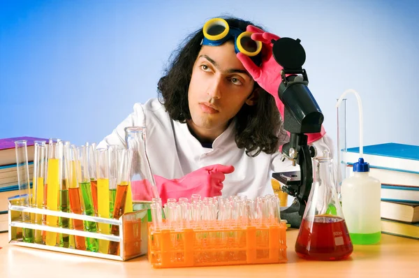 Químico no laboratório experimentando soluções — Fotografia de Stock