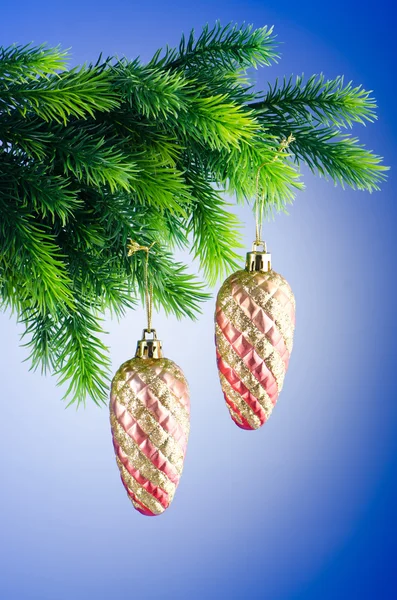 Безделушки на рождественской елке в концепции празднования — стоковое фото