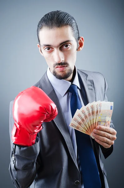 Человек в боксёрских перчатках и с деньгами — стоковое фото