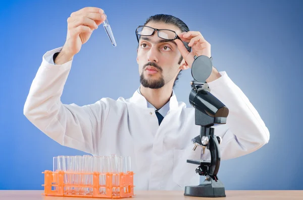 Chemik pracy z mikroskopem — Zdjęcie stockowe