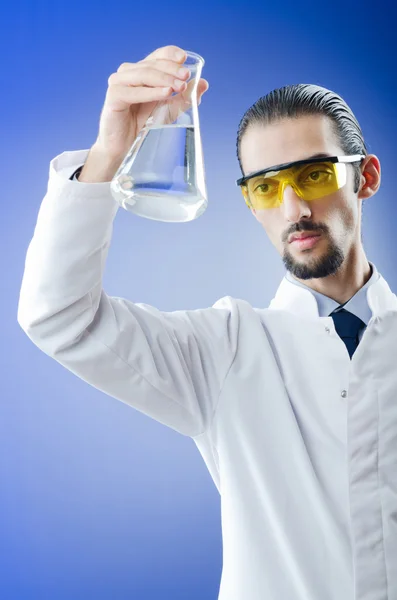 Mladý student chemie pracující v laboratoři — Stock fotografie