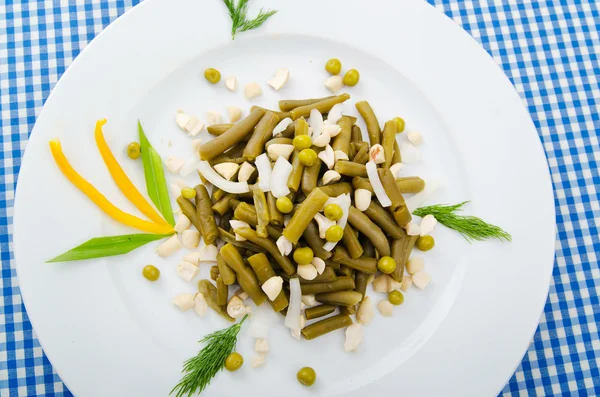 Zelený fazolový salát na talíři — Stock fotografie