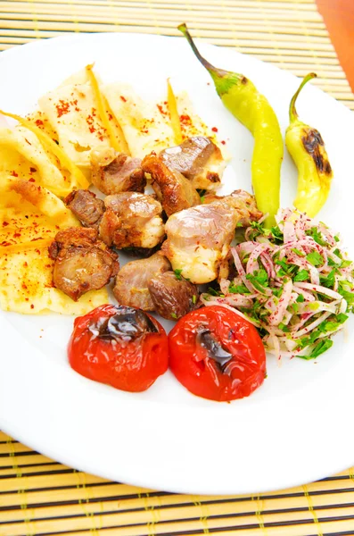 Kule mięsne serwowane w talerzu — Zdjęcie stockowe