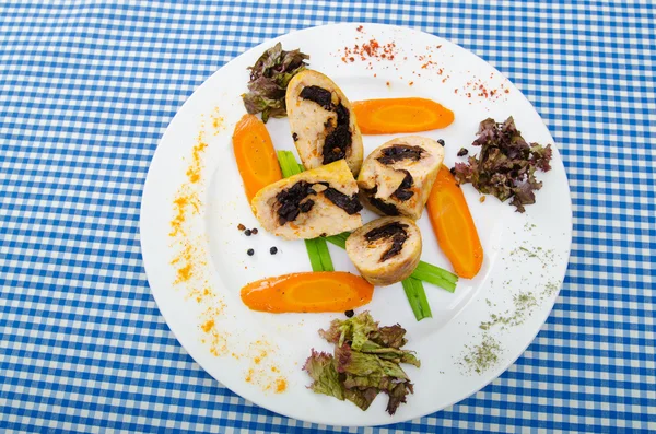 육류와 야채 롤을 접시에 담는 모습 — 스톡 사진
