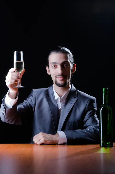Muž ochutnávka vína ve skle — Stock fotografie