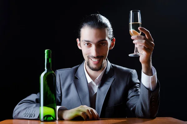 Człowiek degustacja wina w szkle — Zdjęcie stockowe