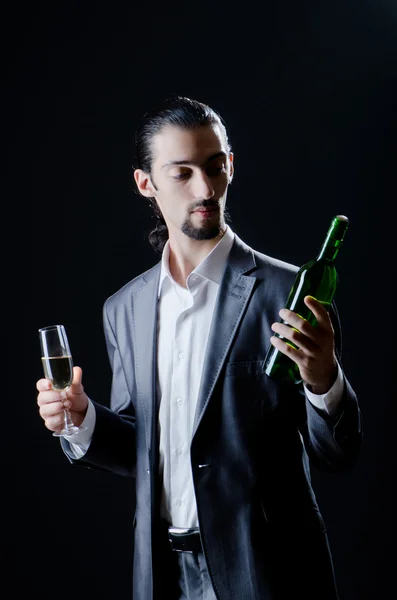 Muž ochutnávka vína ve skle — Stock fotografie